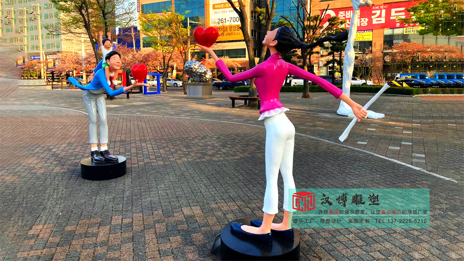 彩色人物雕塑传递爱心，点亮城市广场温情时刻