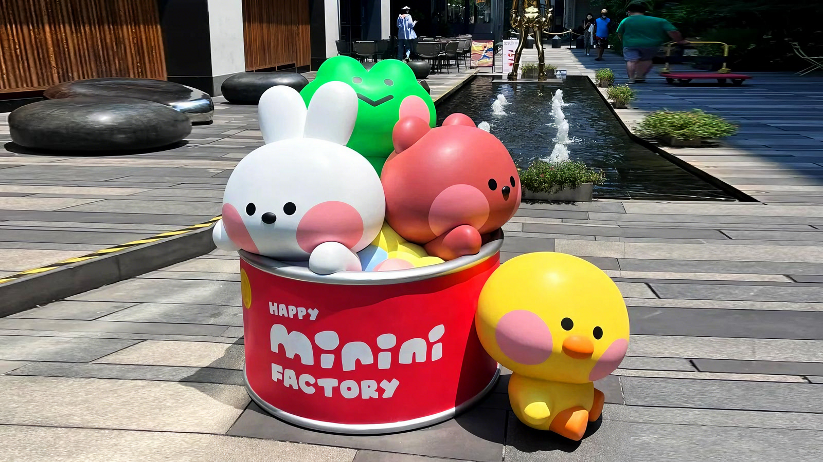 玻璃钢卡通雕塑,公园潮玩雕像定制,动漫IP形象雕塑摆件