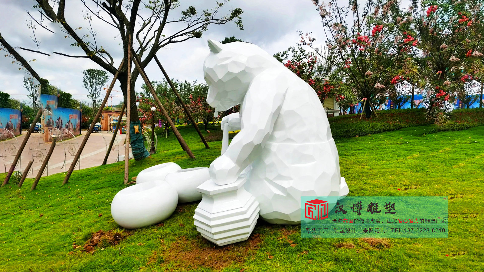 大型景观雕塑,玻璃钢雕塑,白色熊猫雕像,商业街雕塑,玻璃钢雕塑定制